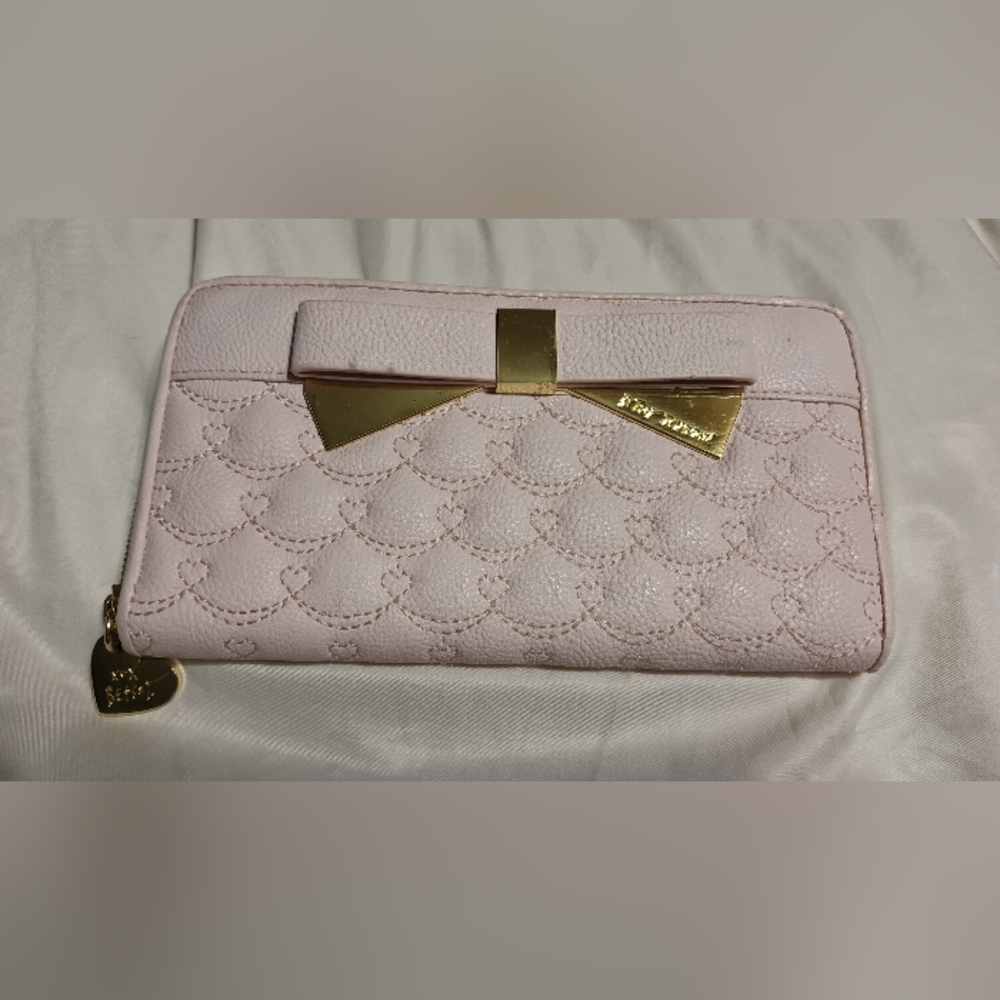 Betsy Johnson pink bow quilted wallet slightly used
